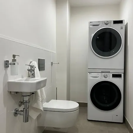 Elegant Flat With Balcony, Workspace, Garage Διαμέρισμα