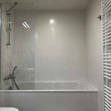 Elegant Flat With Balcony, Workspace, Garage Praga