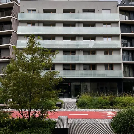 Elegant Flat With Balcony, Workspace, Garage Praga