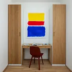 Elegant Flat With Balcony, Workspace, Garage Apartamento Praga
