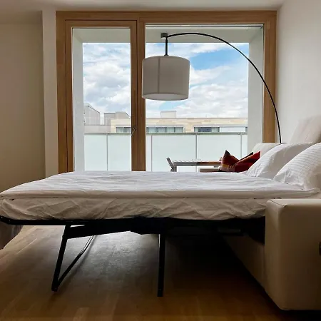 Lejlighed Elegant Flat With Balcony, Workspace, Garage *