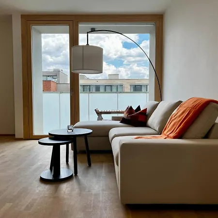 Lejlighed Elegant Flat With Balcony, Workspace, Garage
