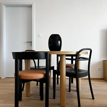 Elegant Flat With Balcony, Workspace, Garage Lejlighed *