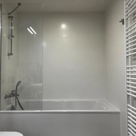 Elegant Flat With Balcony, Workspace, Garage شقة براغ