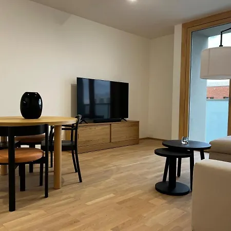 Lejlighed Elegant Flat With Balcony, Workspace, Garage *