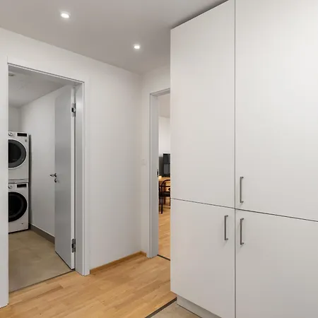 شقة Elegant Flat With Balcony, Workspace, Garage براغ