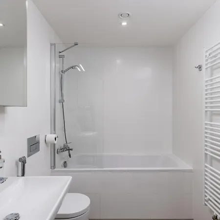 شقة Elegant Flat With Balcony, Workspace, Garage