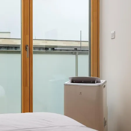 アパート Elegant Flat With Balcony, Workspace, Garage プラハ