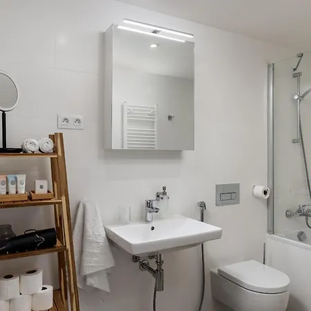 Elegant Flat With Balcony, Workspace, Garage شقة