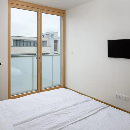 Elegant Flat With Balcony, Workspace, Garage * Прага