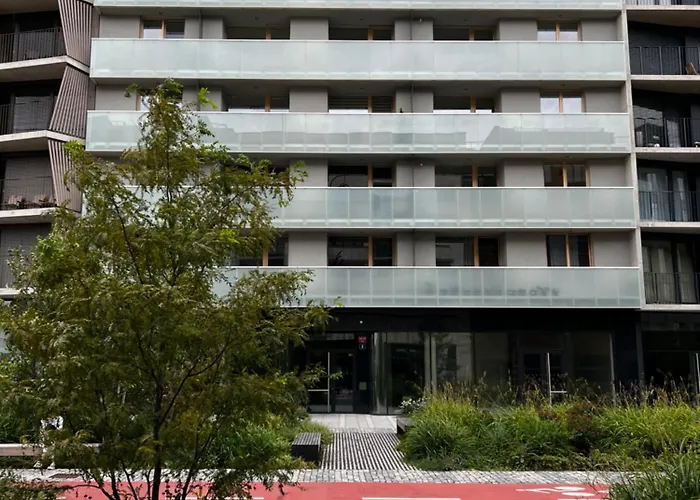 Elegant Flat With Balcony, Workspace, Garage براغ