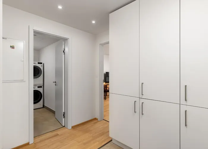 شقة Elegant Flat With Balcony, Workspace, Garage براغ