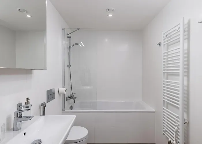 アパート Elegant Flat With Balcony, Workspace, Garage