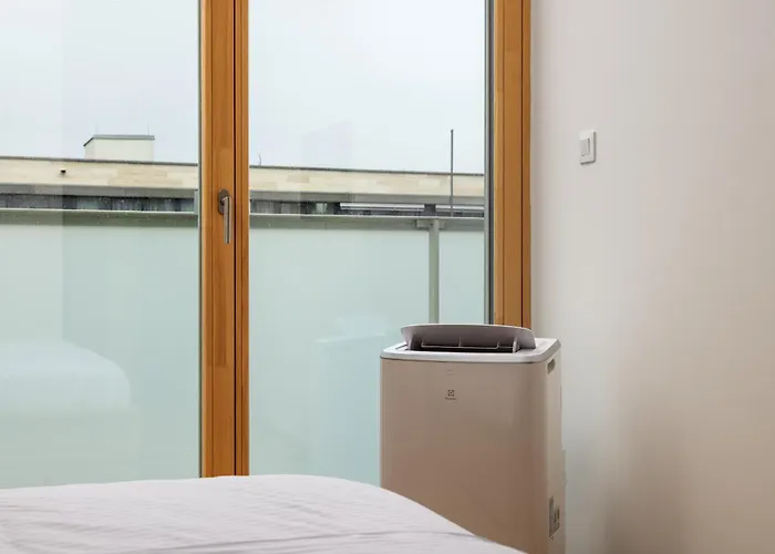 アパート Elegant Flat With Balcony, Workspace, Garage プラハ