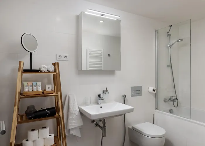Elegant Flat With Balcony, Workspace, Garage شقة