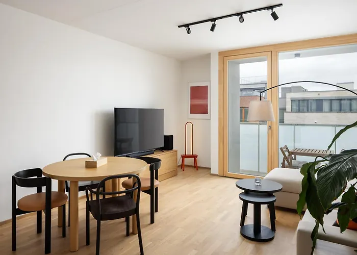 Elegant Flat With Balcony, Workspace, Garage شقة براغ