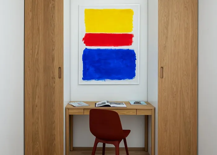 Elegant Flat With Balcony, Workspace, Garage アパート プラハ